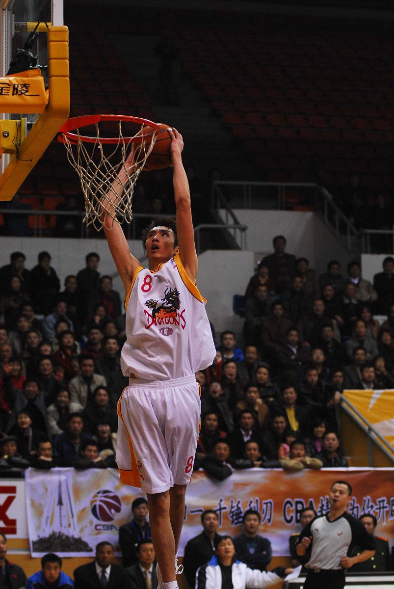 包含浓眉哥在中国队比赛中大胜，比分优势明显引发热议！的词条